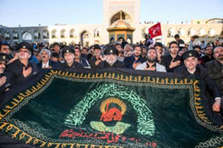 تعویض پرچم گنبد حرم مطهر امام رضا (ع)