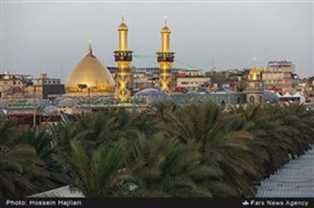 نصب پرچم عزا بر گنبد حرم اباعبدالله الحسین(ع)