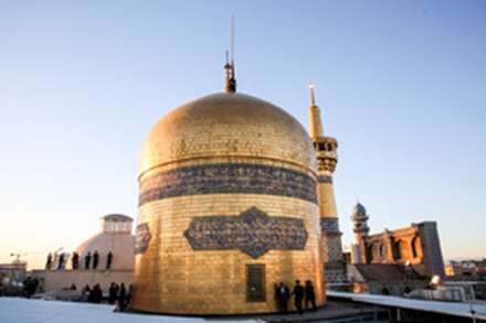 تعویض پرچم گنبد حرم مطهر امام رضا (ع)