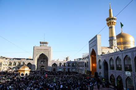 تعویض پرچم گنبد حرم مطهر امام رضا (ع)