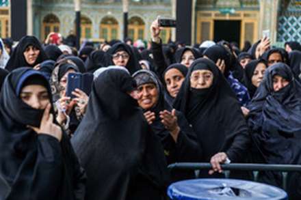 تعویض پرچم گنبد حرم حضرت معصومه (س) در آستانه محرم