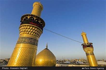 نصب پرچم عزا بر گنبد حرم اباعبدالله الحسین(ع)