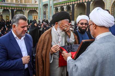 تعویض پرچم گنبد حرم حضرت معصومه (س) در آستانه محرم