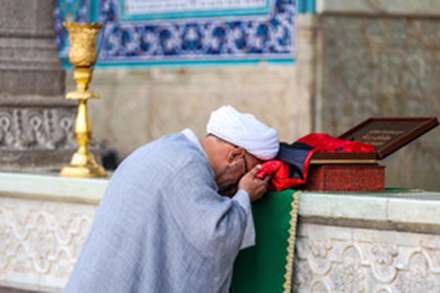 تعویض پرچم گنبد حرم حضرت معصومه (س) در آستانه محرم