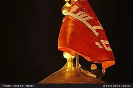 نصب پرچم عزا بر گنبد حرم اباعبدالله الحسین(ع)