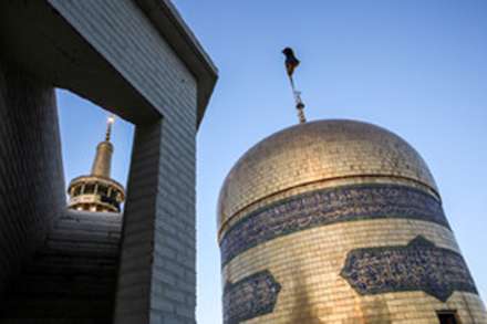 تعویض پرچم گنبد حرم مطهر امام رضا (ع)