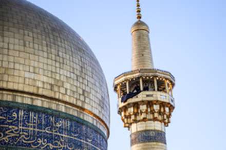 تعویض پرچم گنبد حرم مطهر امام رضا (ع)