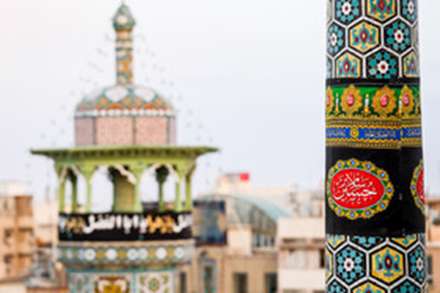 تعویض پرچم گنبد حرم حضرت معصومه (س) در آستانه محرم