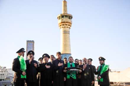 تعویض پرچم گنبد حرم مطهر امام رضا (ع)