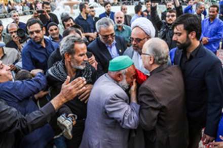 تعویض پرچم گنبد حرم حضرت معصومه (س) در آستانه محرم