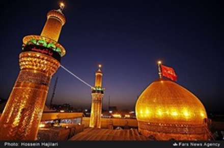 نصب پرچم عزا بر گنبد حرم اباعبدالله الحسین(ع)
