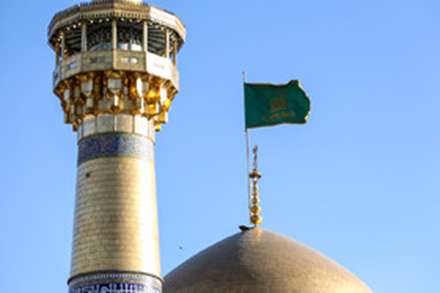 تعویض پرچم گنبد حرم مطهر امام رضا (ع)