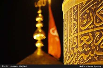 نصب پرچم عزا بر گنبد حرم اباعبدالله الحسین(ع)