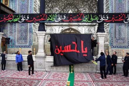 تعویض پرچم گنبد حرم حضرت معصومه (س) در آستانه محرم