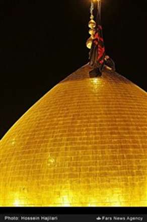 نصب پرچم عزا بر گنبد حرم اباعبدالله الحسین(ع)