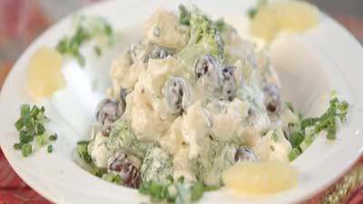 سالاد بروکلی و آناناس و انگور