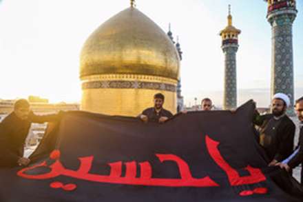 تعویض پرچم گنبد حرم حضرت معصومه (س) در آستانه محرم