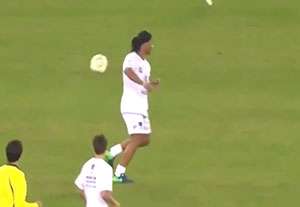 پاس دیدنی رونالدینیو در بازی دوستانه