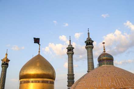 تعویض پرچم گنبد حرم حضرت معصومه (س) در آستانه محرم