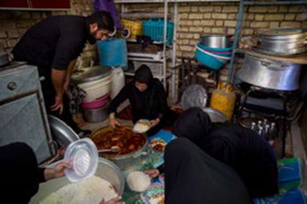 آیین سنتی پخش غذای نذری در روستای باغ‌ملک اصفهان