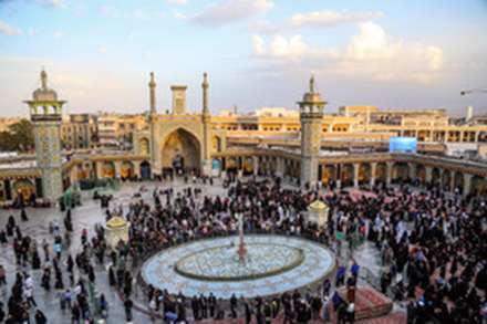 تعویض پرچم گنبد حرم حضرت معصومه (س) در آستانه محرم