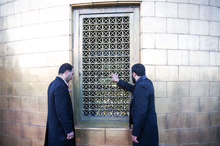 تعویض پرچم گنبد حرم مطهر امام رضا (ع)