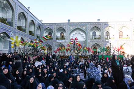تعویض پرچم گنبد حرم مطهر امام رضا (ع)