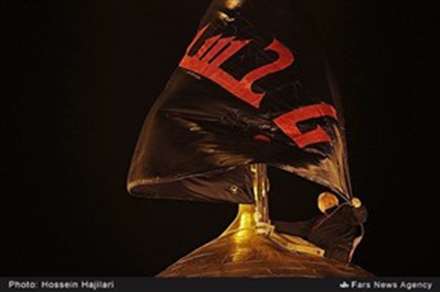 نصب پرچم عزا بر گنبد حرم اباعبدالله الحسین(ع)