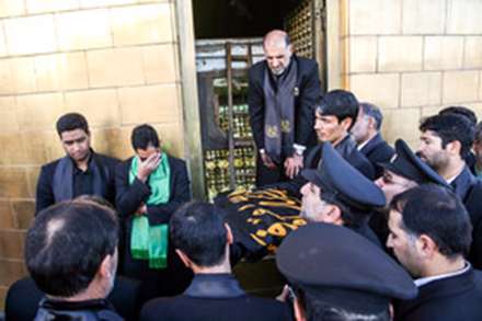 تعویض پرچم گنبد حرم مطهر امام رضا (ع)