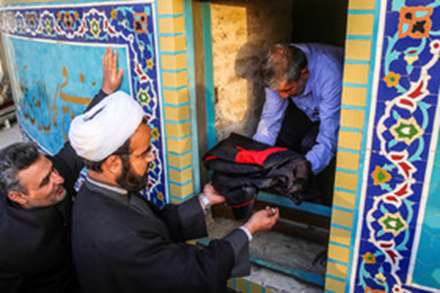 تعویض پرچم گنبد حرم حضرت معصومه (س) در آستانه محرم