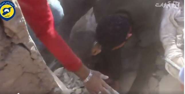 نجات کودکان بیگناه از زیر آوارهای سوریه