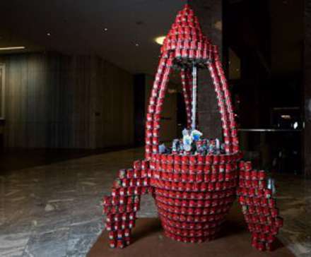 مجسمه سازی با کنسرو در حمایت از گرسنگان