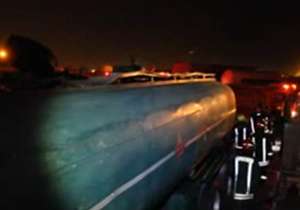 یک تانکر  در آتش سوخت