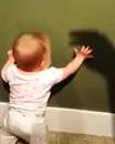 تصویر متحرک ترسیدن کودک از سایه دست