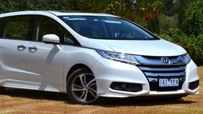 عابر پیاده زیر چرخ‌های خودرو!