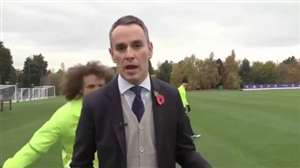 شوخی بامزه و جالب لوییز با گزارشگر!