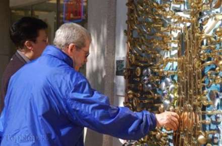 تابلویی ساخته شده با دستگیره های در