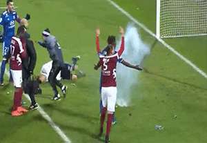 توقف بازی متز - لیون به دلیل پرتاب مواد محترقه