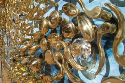 تابلویی ساخته شده با دستگیره های در