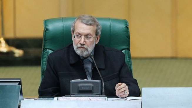 تلاش لاریجانی برای آرام کردن مجلس هنگام سخنرانی روحانی