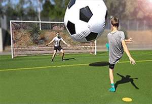 چالش جالب روپایی و پنالتی با توپ غول پیکر