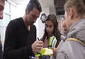 بازیکنان یوونتوس در میان کودکان هوادار