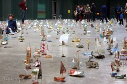 کشتی هایی بادبانی ساخته شده از اسکناس های پول