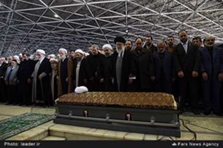 اقامه نماز بر پیکر «یار دیرین» به امامت رهبر معظم انقلاب