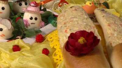 تزئین سالاد اولویه و تخم مرغ