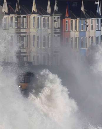 عبور قطار از میان موج های خروشان