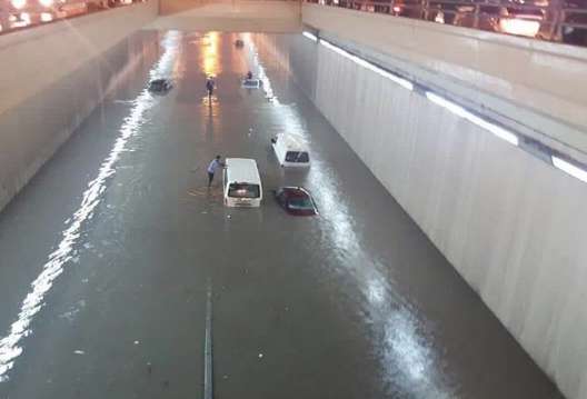 لحظۀ وحشتناک بلعیده شدن یک خودرو با سرنشینانش در سیل عربستان