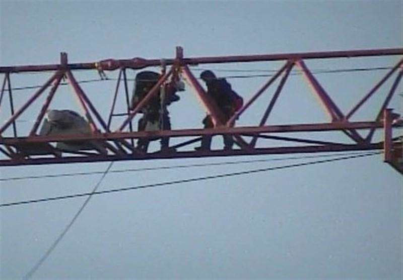 مخالفان ترامپ از جرثقیل مقابل کاخ سفید بالا رفتند