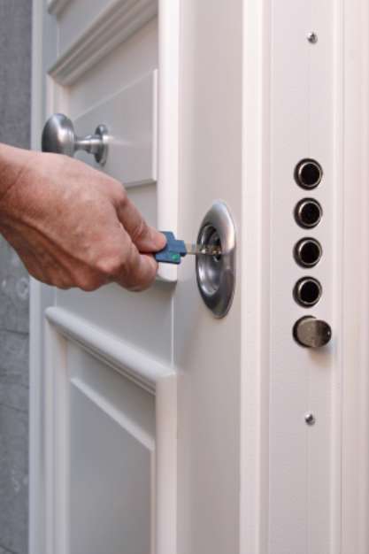 main ouvrant porte blindأ©e