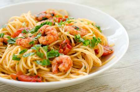 Spaghetti con gamberetti, pomodoro e prezzemolo